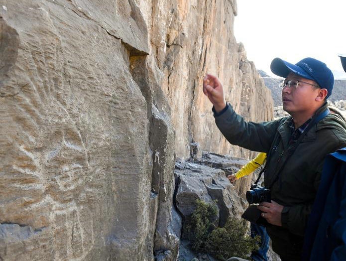 神秘的桌子山巖畫群