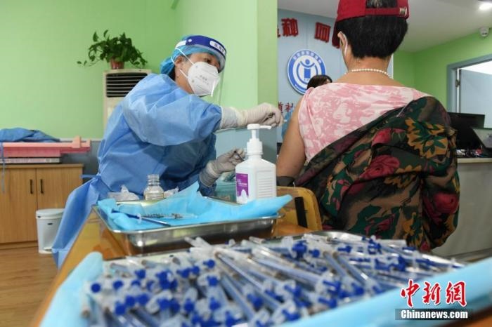 資料圖：市民來到醫(yī)院接種新冠疫苗。 楊華峰 攝