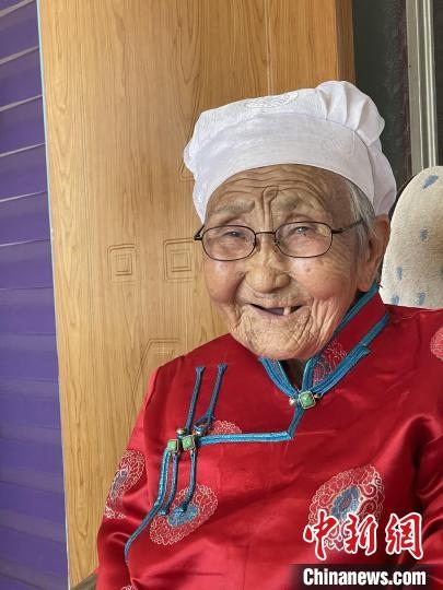 薩仁托婭拍攝的“草原母親”?！∷_仁托婭供圖