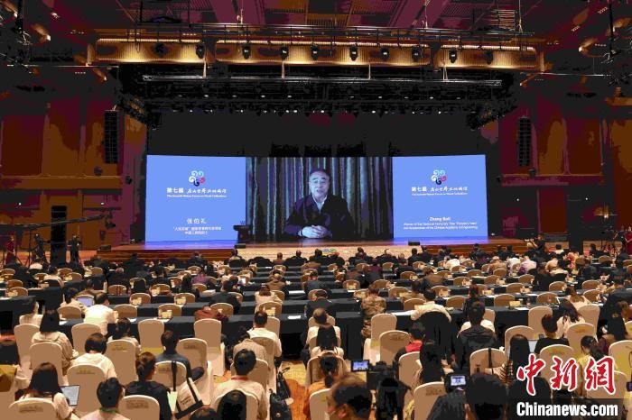 中國工程院院士、“人民英雄”國家榮譽(yù)稱號(hào)獲得者張伯禮通過視頻發(fā)表主旨演講?！∈⒓样i 攝