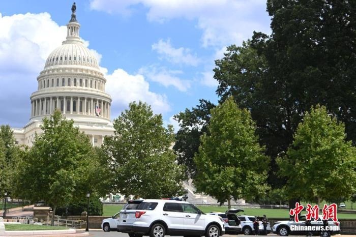 當(dāng)?shù)貢r間8月19日，一名男子駕駛黑色皮卡至國會圖書館前，并聲稱車上有炸彈。該事件導(dǎo)致美國國會大廈周邊街道封鎖，警方還疏散了周邊國會辦公樓和聯(lián)邦最高法院里的工作人員。圖為警方在美國會大廈西側(cè)廣場警戒。 <a target='_blank' href='http://www.chinanews.com/'>中新社</a>記者 陳孟統(tǒng) 攝