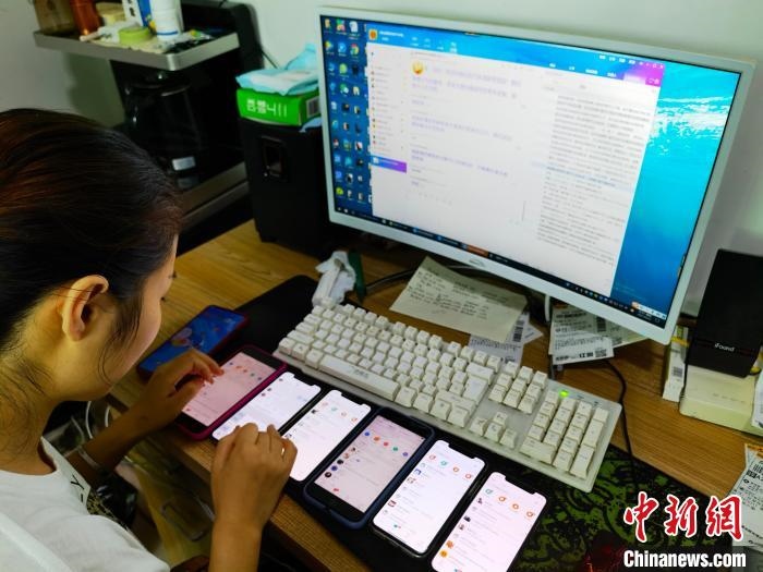 圖為網(wǎng)絡(luò)客服為網(wǎng)上“專車座套”客戶答疑釋惑?！巫雍?攝