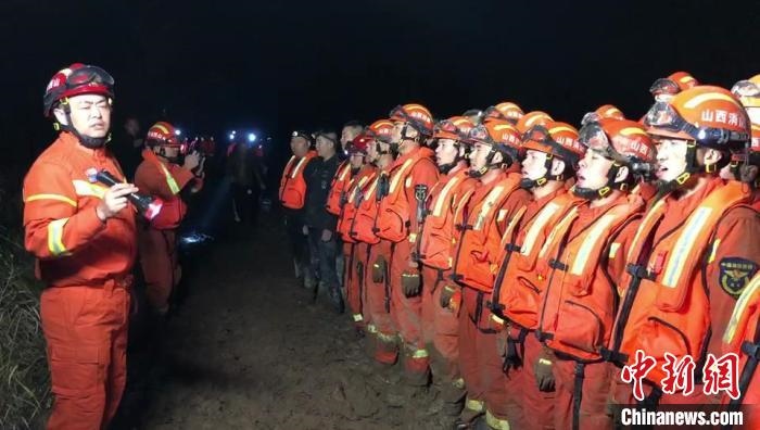 平遙縣消防救援大隊大隊長龔宇作總攻發(fā)起前的動員。　閆旭輝 攝