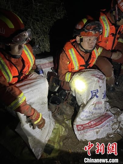 短暫修整期間，消防員脫掉鞋襪，用編織袋套住腿腳保暖?！￠Z旭輝 攝