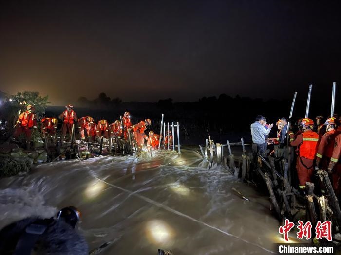 消防員分成左右兩路，同時發(fā)起決口封堵總攻。　閆旭輝 攝
