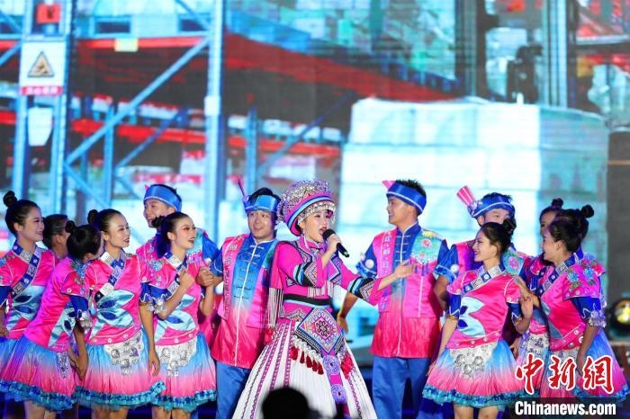 專場晚會上的民族歌舞表演。　喬長嬌 攝
