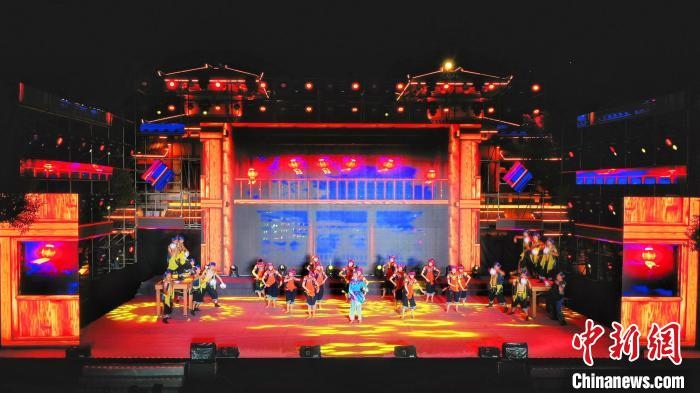 2021昭君文化旅游活動專場晚會現(xiàn)場?！≈苄橇?攝