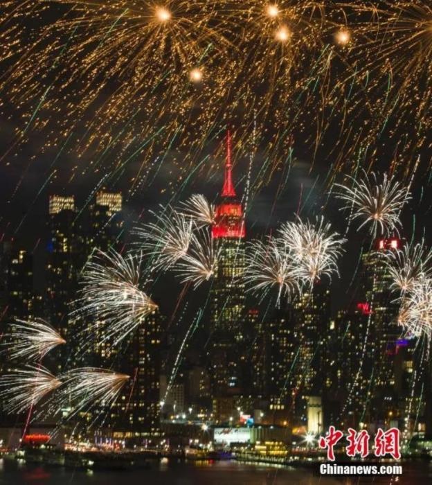 　　2018年，中國(guó)駐紐約總領(lǐng)事館前的哈德遜河上空燃放起焰火，慶祝中國(guó)狗年春節(jié)。