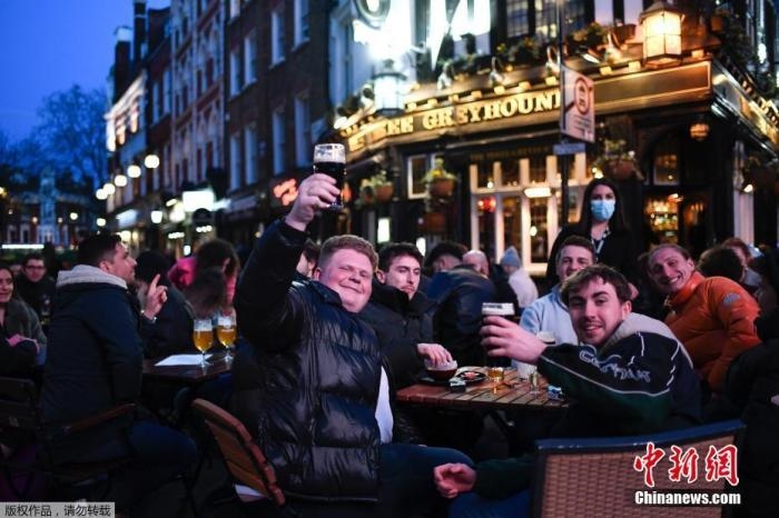 當?shù)貢r間2021年4月12日，英國進入放松疫情封鎖措施的第二階段。商鋪、理發(fā)店、健身房等被允許重新開張，酒吧和餐館也可以在室外營業(yè)。據(jù)悉，酒吧解封的第一晚，倫敦大批民眾在市中心喝酒跳舞，場面宛如狂歡節(jié)。