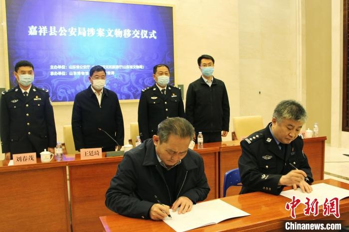 山東博物館館長(zhǎng)鄭同修和嘉祥縣人民政府副縣長(zhǎng)、公安局局長(zhǎng)趙健簽署移交協(xié)議?！≮w曉 攝