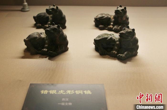 一級(jí)文物錯(cuò)銀虎形銅鎮(zhèn)?！≮w曉 攝