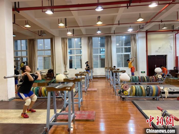 石智勇的師弟師妹們訓(xùn)練場(chǎng)景?！×植?攝