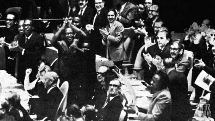 △第2758號(hào)決議通過(guò)后，現(xiàn)場(chǎng)爆發(fā)出熱烈歡呼聲。(資料圖)