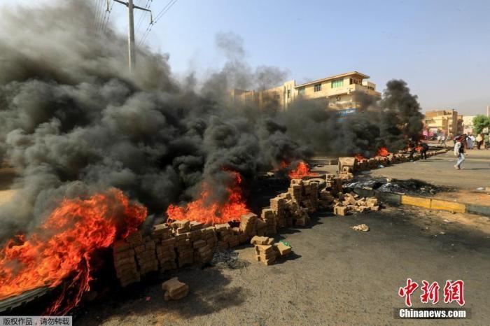 當(dāng)?shù)貢r(shí)間10月25日，蘇丹局勢(shì)發(fā)生突變，過渡政府總理被“綁架”，政府部長(zhǎng)被軍方抓捕，國(guó)家進(jìn)入緊急狀態(tài)，大量民眾走上街頭對(duì)軍方行動(dòng)進(jìn)行抗議，已有7人在抗議活動(dòng)中死亡，140人受傷。圖為抗議活動(dòng)中燃燒的輪胎。