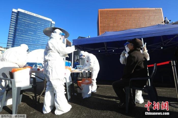 資料圖：韓國首爾，醫(yī)務人員對市民進行新冠病毒檢測。