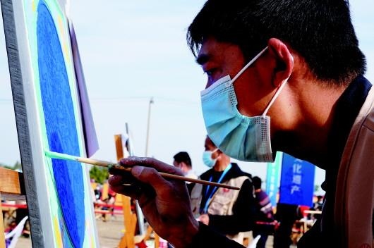 　　參加文物技能競賽彩畫項目的選手。