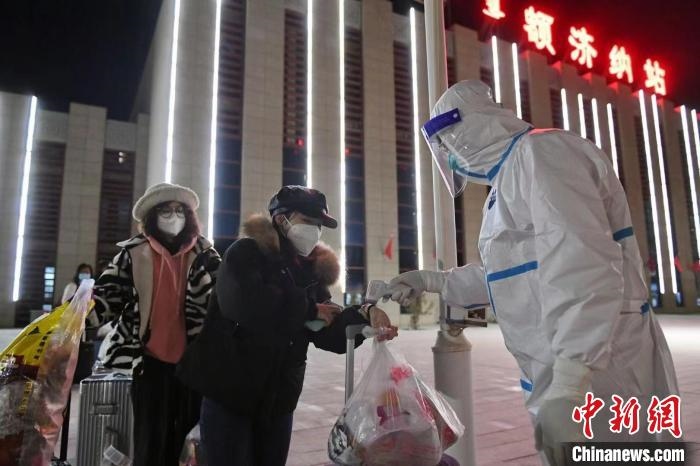 圖為滯留游客被有序轉(zhuǎn)運(yùn)至低風(fēng)險(xiǎn)地區(qū)?！⊥趵?攝