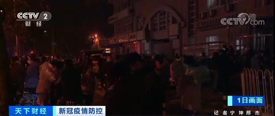 校門(mén)口等待的家長(zhǎng)