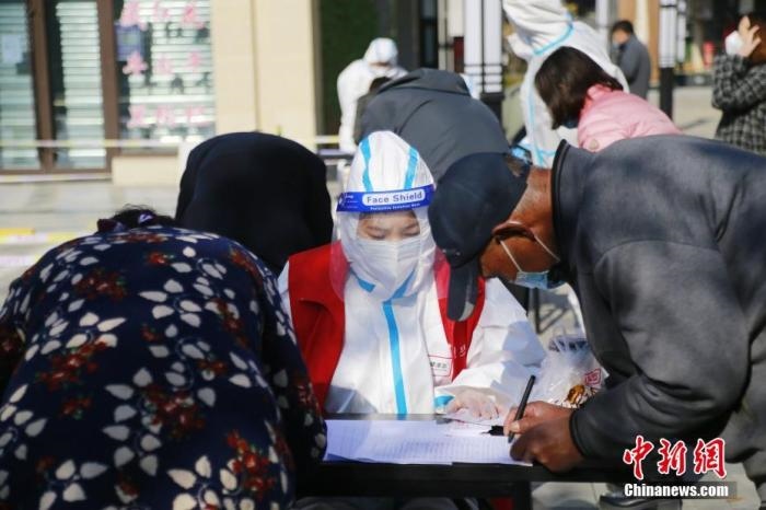 資料圖：青海省西寧市城西區(qū)一核酸檢測采樣點，居民進行信息登記。<a target='_blank' href='http://www.chinanews.com/'>中新社</a>記者 馬銘言 攝