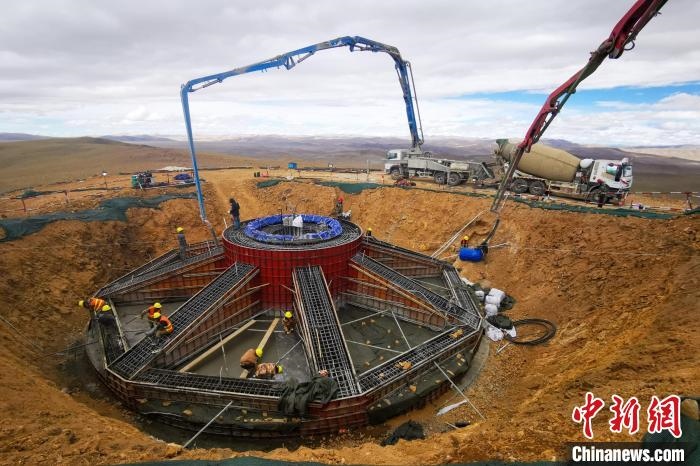 資料圖為該風(fēng)電場(chǎng)建設(shè)現(xiàn)場(chǎng)?！≈袊娊瘓F(tuán)成都勘測(cè)設(shè)計(jì)研究院有限公司 供圖