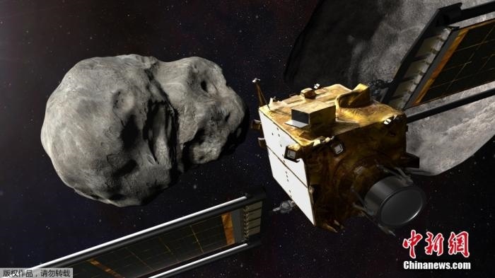 當?shù)貢r間11月4日，法新社公布了兩張來自美國宇航局的太空效果圖，畫面顯示一艘宇宙飛船從小行星后面進行撞擊。據(jù)悉，美國宇航局計劃讓一艘以每小時24000公里的速度飛行的宇宙飛船撞上一顆小行星以進行“行星防御”測試，雖然地球尚且沒有面臨如此緊迫的危險。