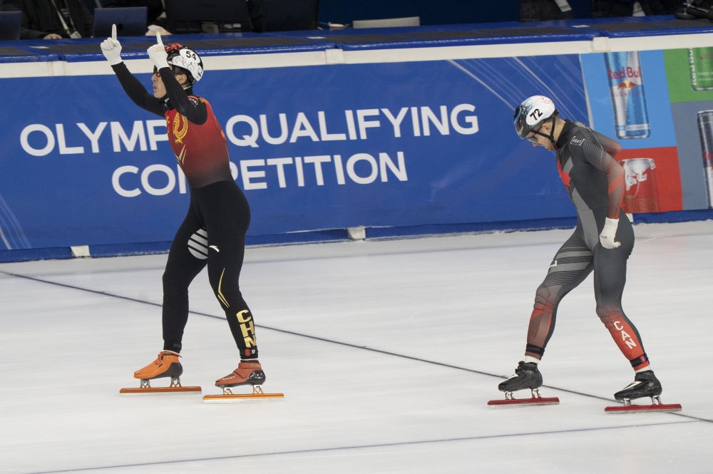 11月20日，任子威(左)在比賽后慶祝。新華社發(fā)(弗爾季·奧蒂洛 攝)