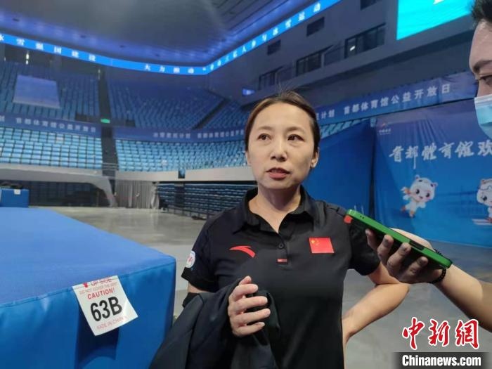 中國(guó)滑冰協(xié)會(huì)主席、前中國(guó)短道速滑隊(duì)主教練李琰表示，”冰雪惠民計(jì)劃“能推動(dòng)更多人上冰 郝凌宇 攝