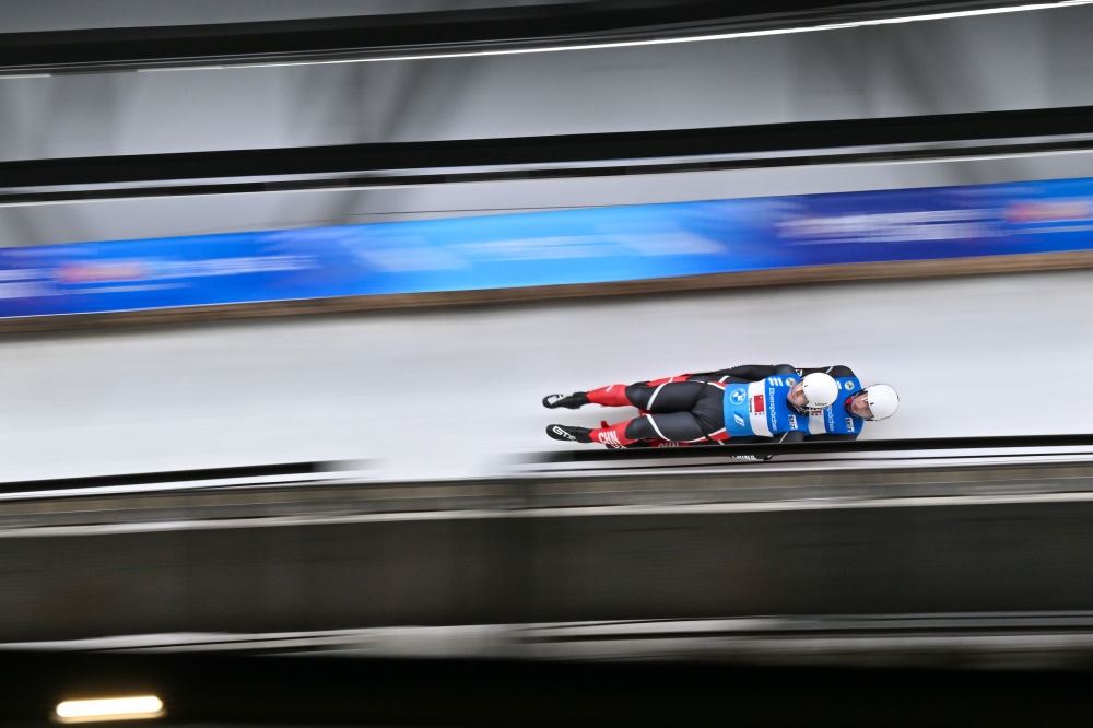 11月21日，“相約北京”國(guó)際雪橇聯(lián)合會(huì)雪橇世界杯，中國(guó)選手黃葉波/彭俊越在團(tuán)體接力比賽中。新華社記者陳益宸攝