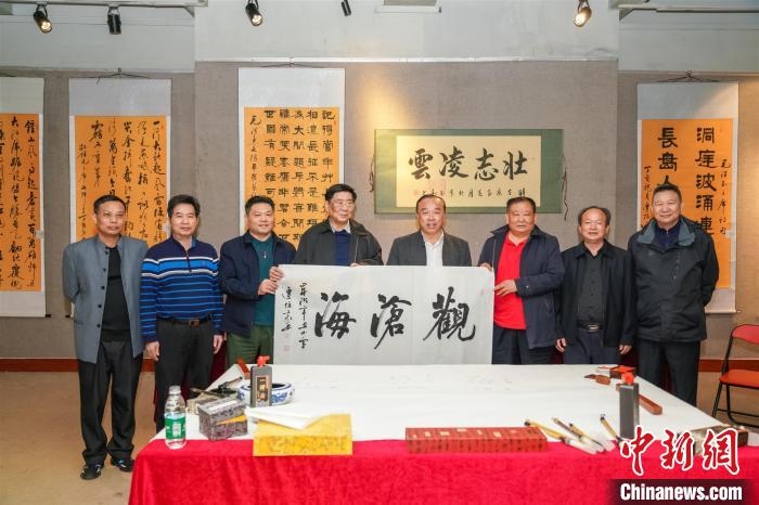 圖為百名將軍書(shū)畫(huà)展活動(dòng)現(xiàn)場(chǎng)。　宋秀杰 攝 攝