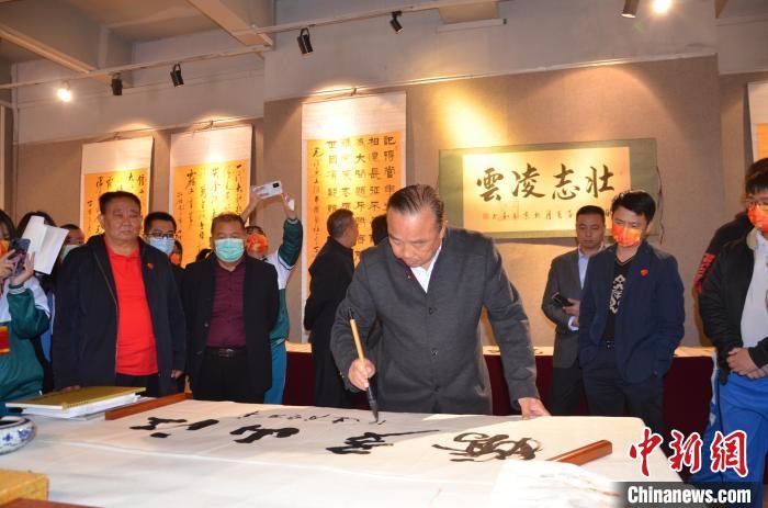 圖為“鐵軍老戰(zhàn)士”、著名書(shū)法家、解放軍報(bào)原副總編輯連俊義少將現(xiàn)場(chǎng)揮毫。　顏新陽(yáng) 攝 攝