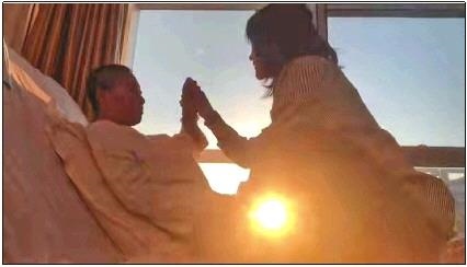 每天早上媽媽醒來(lái)后，母女倆都會(huì)迎著晨曦握手、擊掌?！∫曨l截圖