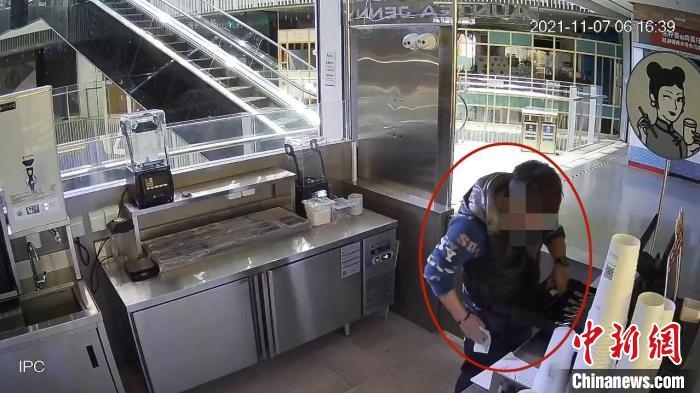 嫌疑人實(shí)施犯罪行為的監(jiān)控視頻。　黃浦公安供圖