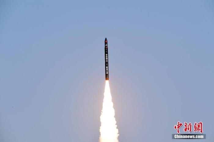 北京時(shí)間2021年12月7日12時(shí)12分，谷神星一號(hào)遙二運(yùn)載火箭在中國(guó)酒泉衛(wèi)星發(fā)射中心成功發(fā)射升空，將搭載的天津大學(xué)一號(hào)、麗澤一號(hào)、寶醞號(hào)、金紫荊五號(hào)、金紫荊一號(hào)03星等5顆小衛(wèi)星順利送入預(yù)定軌道，發(fā)射任務(wù)獲得圓滿成功。汪江波 攝