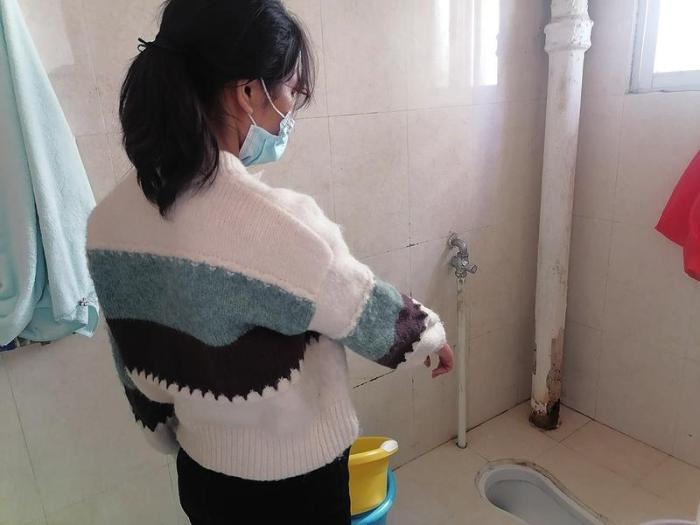  劉小姐在網(wǎng)上找人疏通出租屋里的廁所，被收費(fèi)5380元