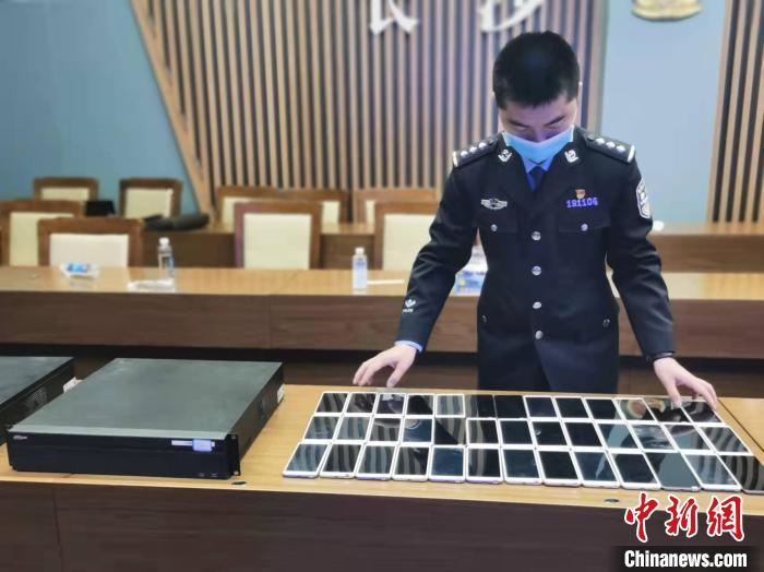 民警展示作案工具。　長沙市公安局供圖