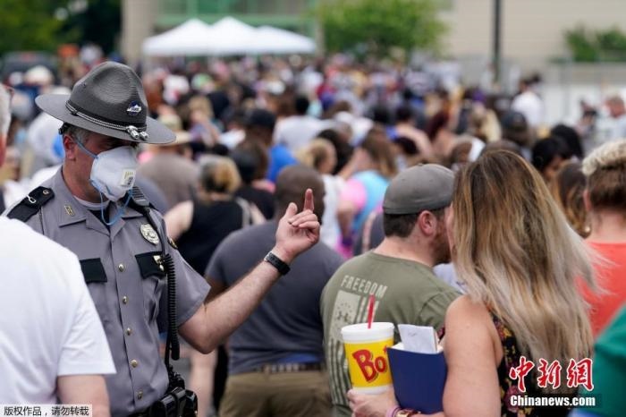 當(dāng)?shù)貢r(shí)間6月17日，美國(guó)肯塔基州國(guó)會(huì)大樓外，上千名在疫情期間失業(yè)的美國(guó)民眾在此排隊(duì)等候進(jìn)入大樓。據(jù)悉肯塔基州在疫情期間開設(shè)了臨時(shí)失業(yè)辦公室。