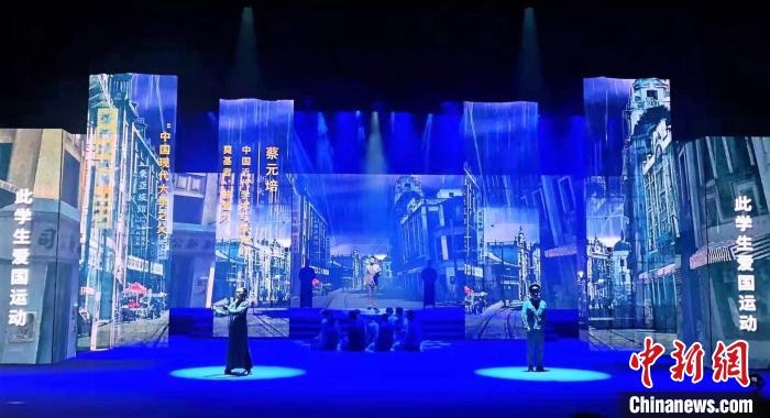 圖為“百年風(fēng)華”大型音樂史詩劇現(xiàn)場?！⒑ｌ` 攝