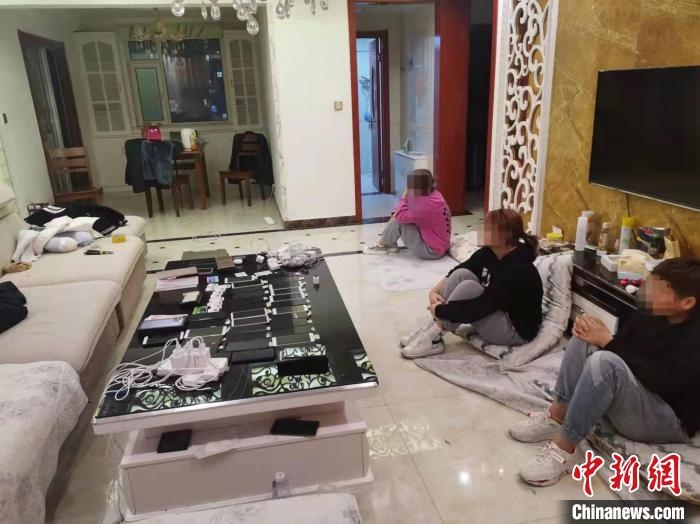 資料圖為果洛藏族自治州公安民警抓獲的犯罪嫌疑人。　瑪沁縣公安局供圖