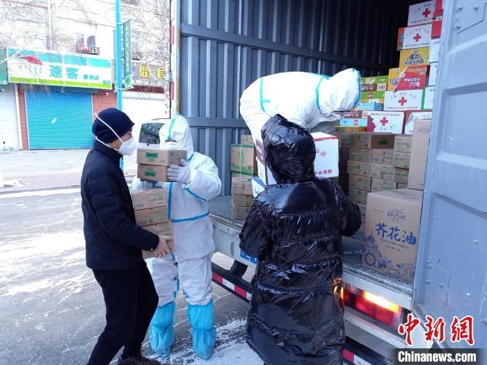 圖為滿洲里物資保障巡回補(bǔ)給車隊(duì)配貨現(xiàn)場。　秦甜偉 攝