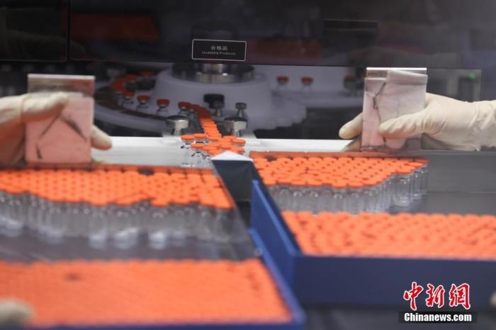 資料圖：北京科興中維生物技術(shù)有限公司生產(chǎn)線上的疫苗。 <a target='_blank' href='/'>中新社</a>記者 蔣啟明 攝 　