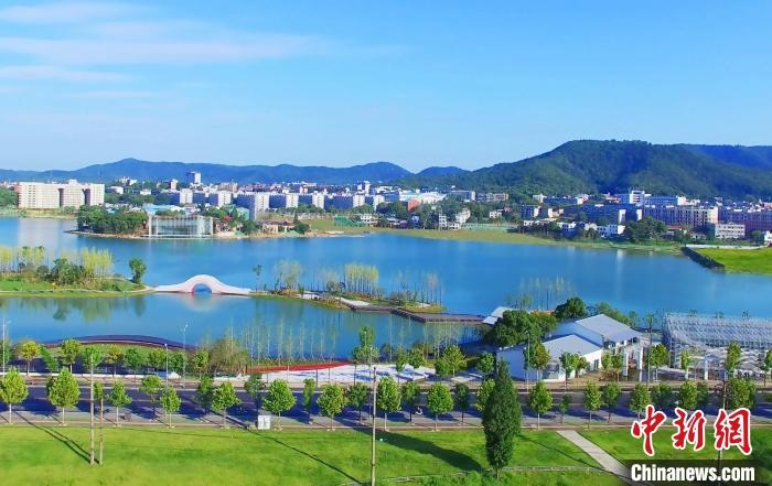 后湖藝術(shù)園?！√菩∏?攝