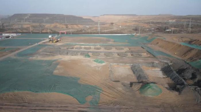 2021年12月11日，督察組使用無人機(jī)拍攝，神木市蘭炭產(chǎn)業(yè)特色園區(qū)檸條塔片區(qū)廢水集中處理設(shè)施僅完成部分基礎(chǔ)建設(shè)