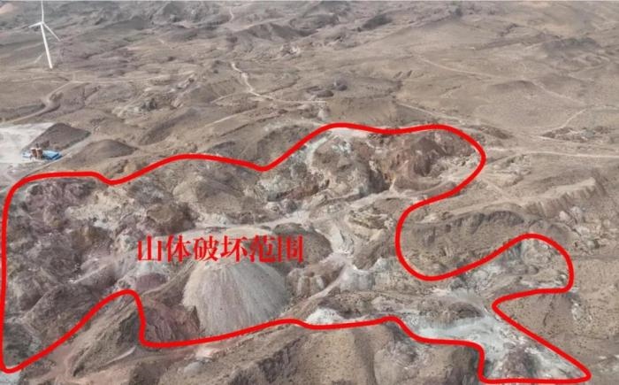  2021年12月12日，督察組使用無人機(jī)拍攝，中寧縣馬道梁北部歷史遺留礦山破壞山體面積達(dá)240余畝，現(xiàn)場滿目瘡痍、千瘡百孔