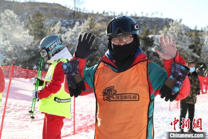 圖為滑雪場(chǎng)現(xiàn)場(chǎng)?！≡S婷 攝