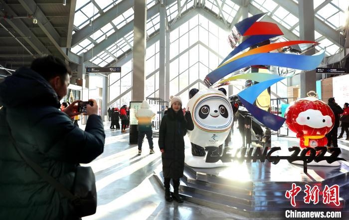 圖為滑雪場(chǎng)現(xiàn)場(chǎng)?！≡S婷 攝