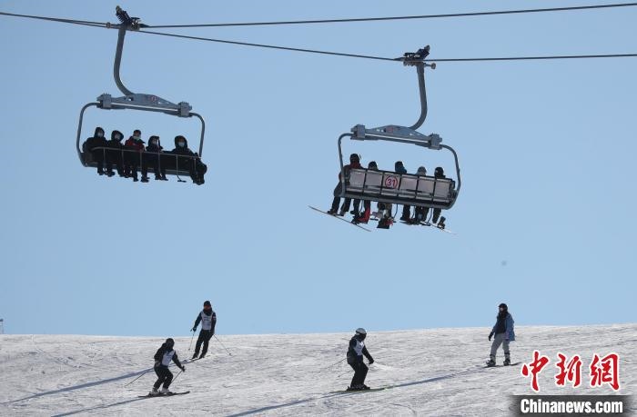 圖為滑雪場(chǎng)現(xiàn)場(chǎng)?！≡S婷 攝