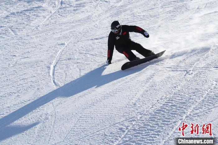 圖為滑雪場(chǎng)現(xiàn)場(chǎng)?！≡S婷 攝