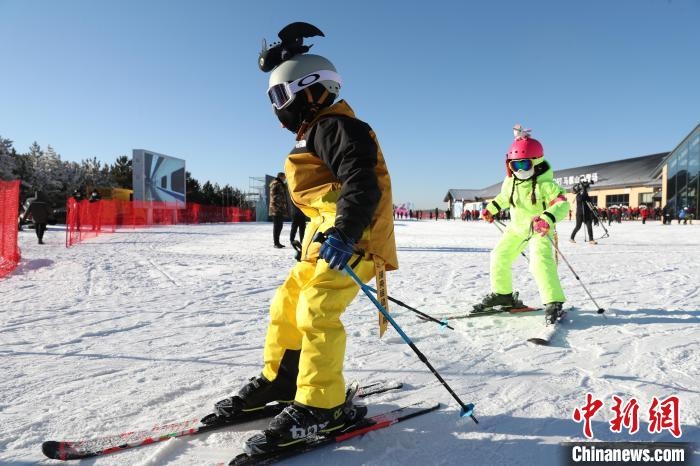 圖為滑雪場(chǎng)現(xiàn)場(chǎng)?！≡S婷 攝
