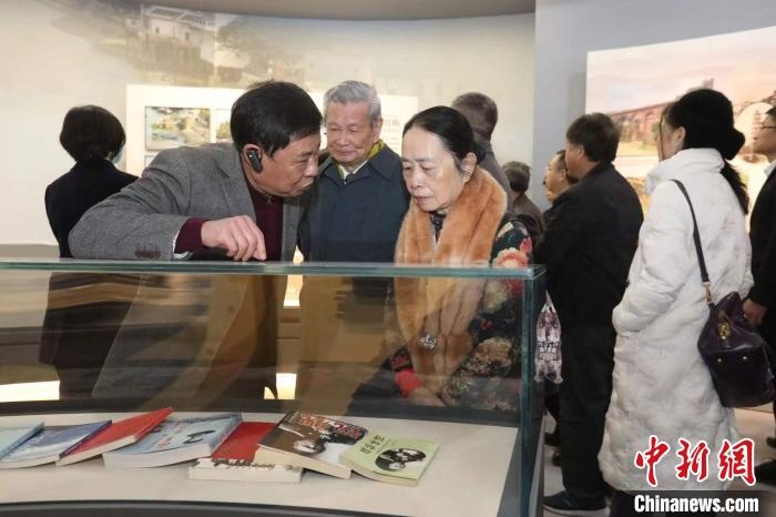 船政后裔在參觀新館?！￡悤造o 攝