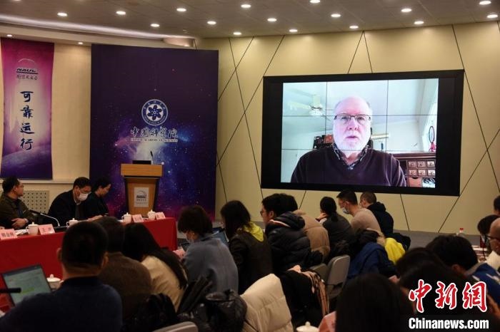 美國伊利諾伊大學(xué)教授理查德？克魯切爾通過視頻點評FAST測量星際磁場最新研究成果?！?lt;a target='_blank' href='/'>中新社</a>記者 孫自法 攝